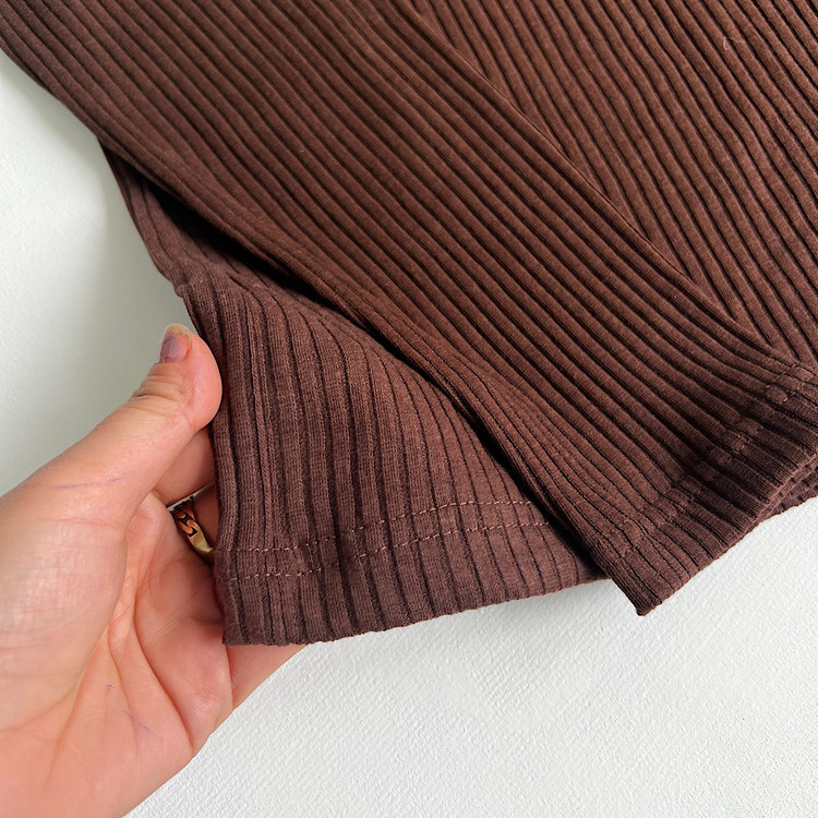 بلوز زنانه یقه گرد کبریتی نمای نزدیک رنگ ترند امسال قهوه ای