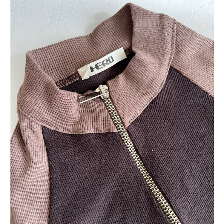 بلوز کبریتی نیم زیپ آستین دار نمایی از زیپ